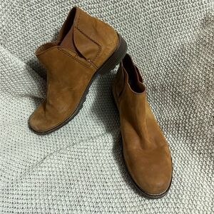 Clark’s Clarkwell Tan Booties, Size 11